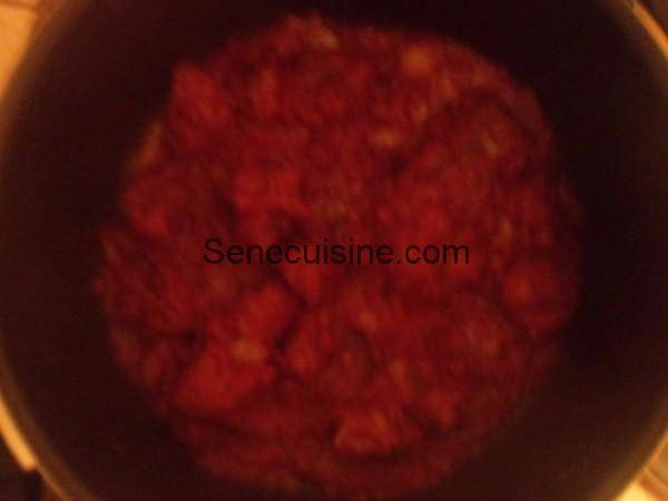 viande tomate oignons en cuisson pour dakhine