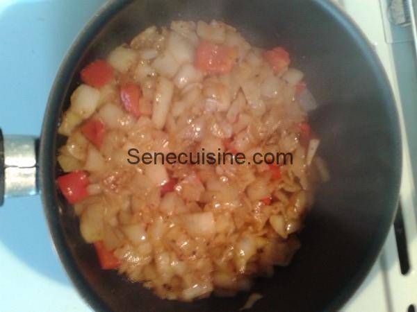 Oignons-en-cuisson-pour-préparation-boulettes-à-la-sauce-tomate