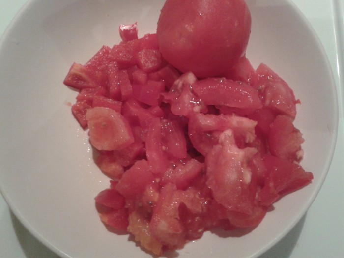 Tomate fraiche pelee et hachee pour sauce bolognaise
