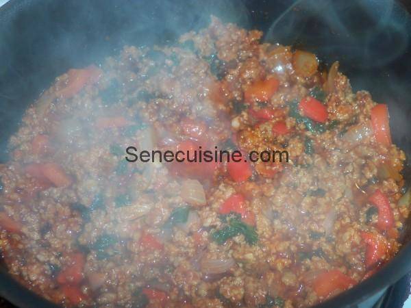 Viande hachée et tomate en cuisson pour Chili con carne