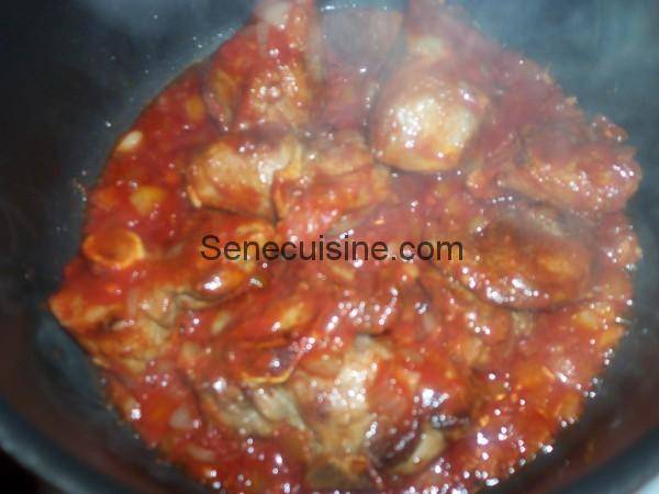 viande et tomate en cuisson pour couscous