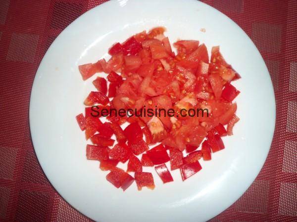 Poivron et tomate découpés en morceaux pour boeuf sauce tomate