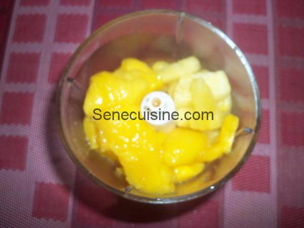 Préparation smoothie orange ananas mangue 3
